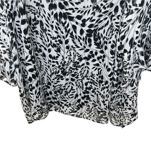 Avenue Black/White 3/4 Flutter Sleeve Floral V-Neck Blouse Size 26/28 - Picture 4 of 9